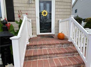 8 Wilson St, East Rockaway, NY 11518
