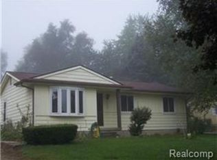 3255 Woodbrier Dr, Lapeer, MI 48446