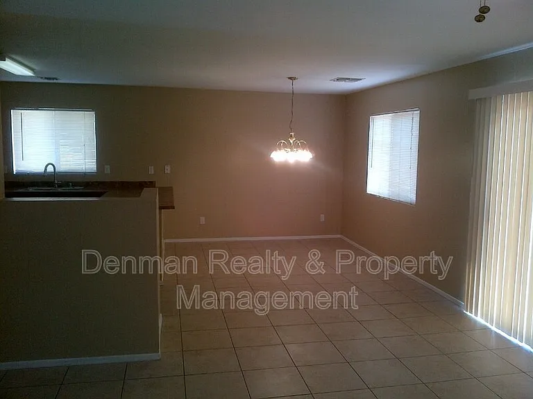 5725 S 32nd Ln — Photo 8