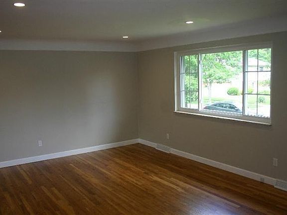 4th image of 1261 Oak Knoll Dr