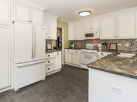 3rd image of 1318 Smoketree Ln