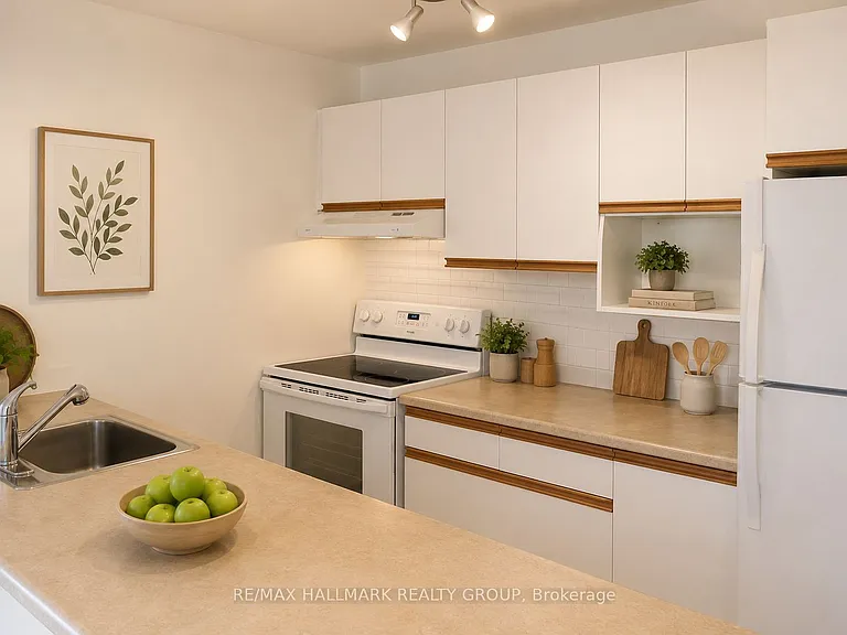 1374 Perez Cres — Photo 4