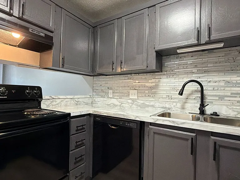 1121 N 28th St #6 — Photo 12