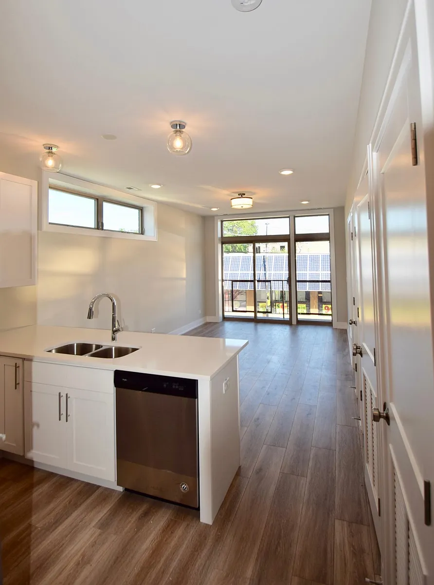 Building Photo - 2643 W Lawrence Ave #2N