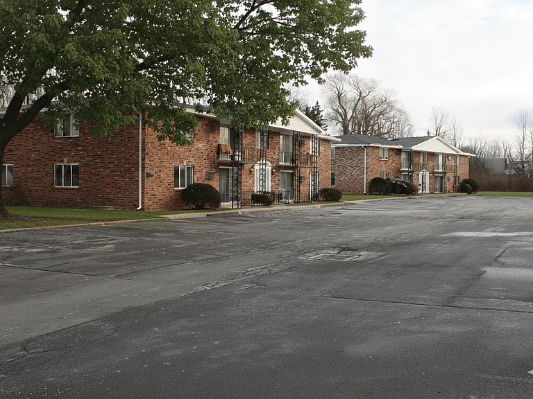 Colonial Court Apartments — Photo 10