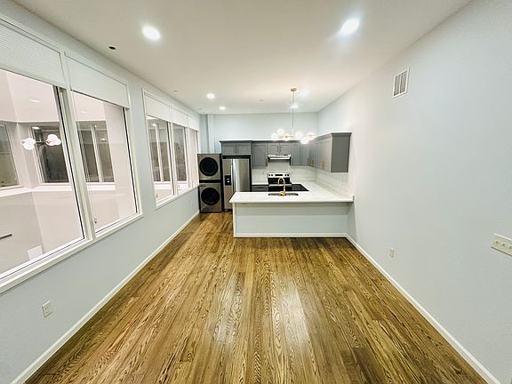 5th image of 118 Baltimore St #306