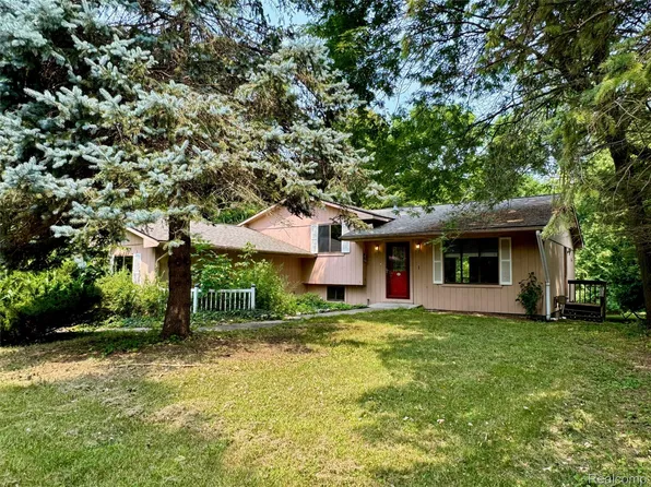 11343 Horton Rd, Goodrich, MI 48438