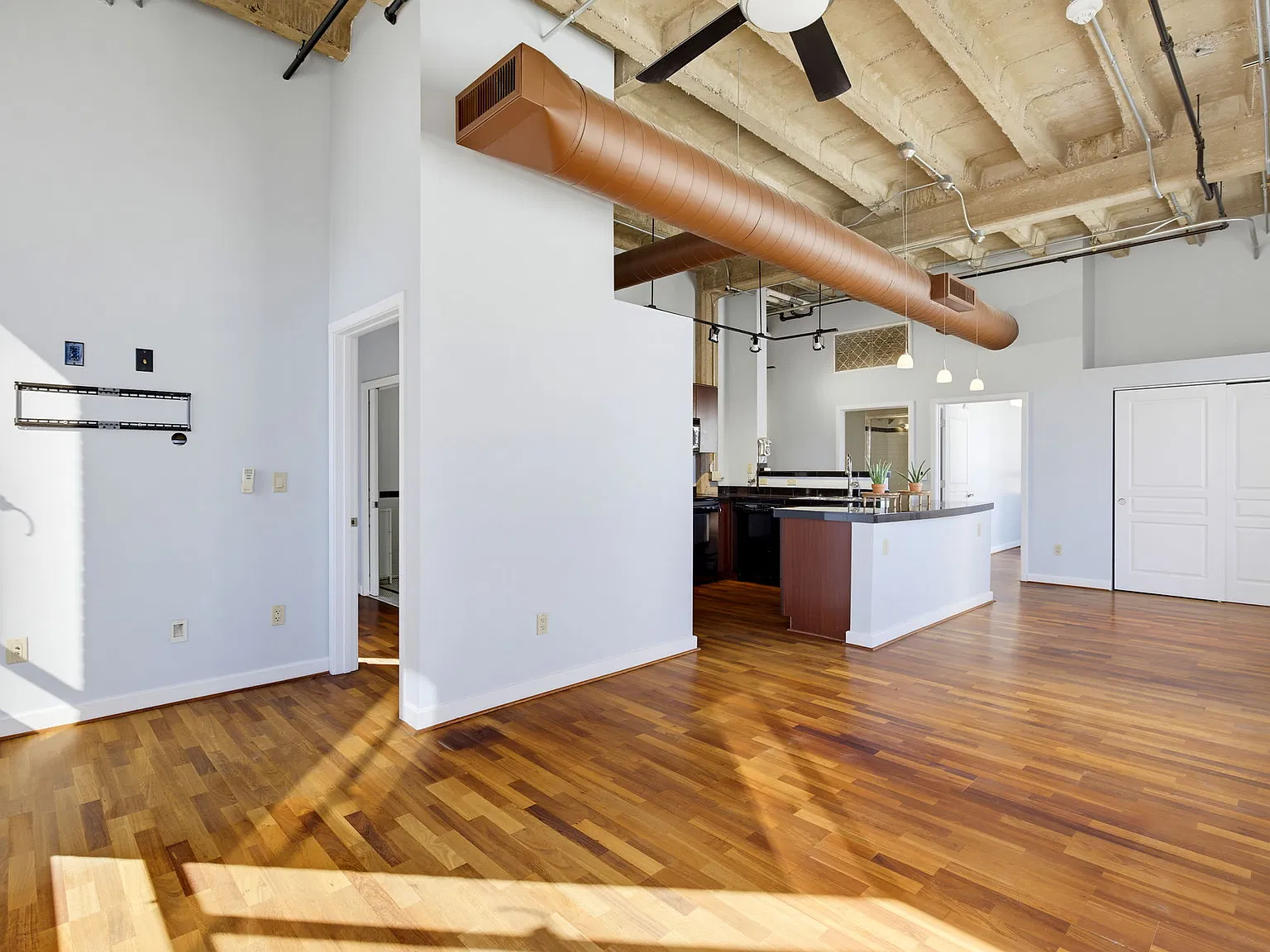 114 W Adams St — Photo 4