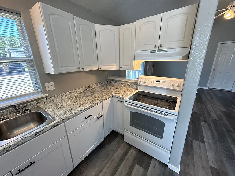 1265 Poplar St — Photo 8