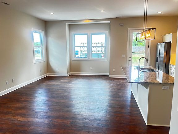 Spacious loiving room dining area