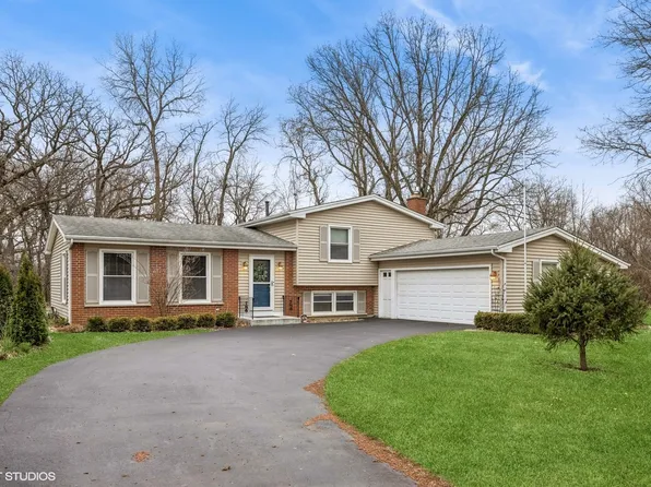 669 Green Oaks Dr, Crystal Lake, IL 60014