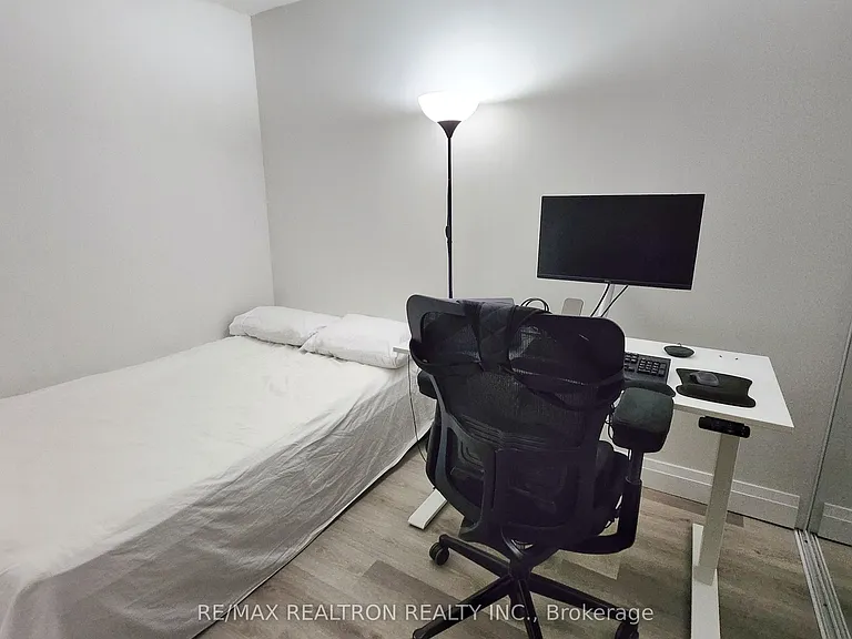 230 King St E #511 — Photo 27