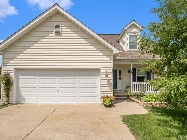2371 Chestnut Bnd, Howell, MI 48855