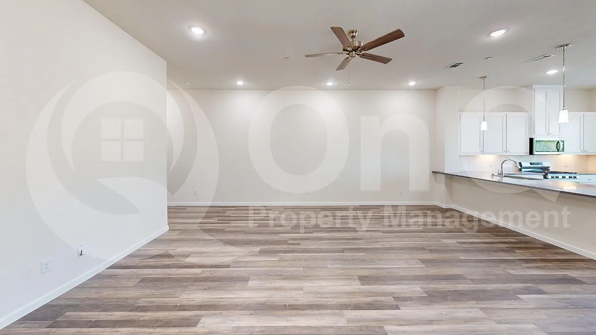 4 bed, 2.5 bath, 2159 sqft, $2,449 — Photo 4