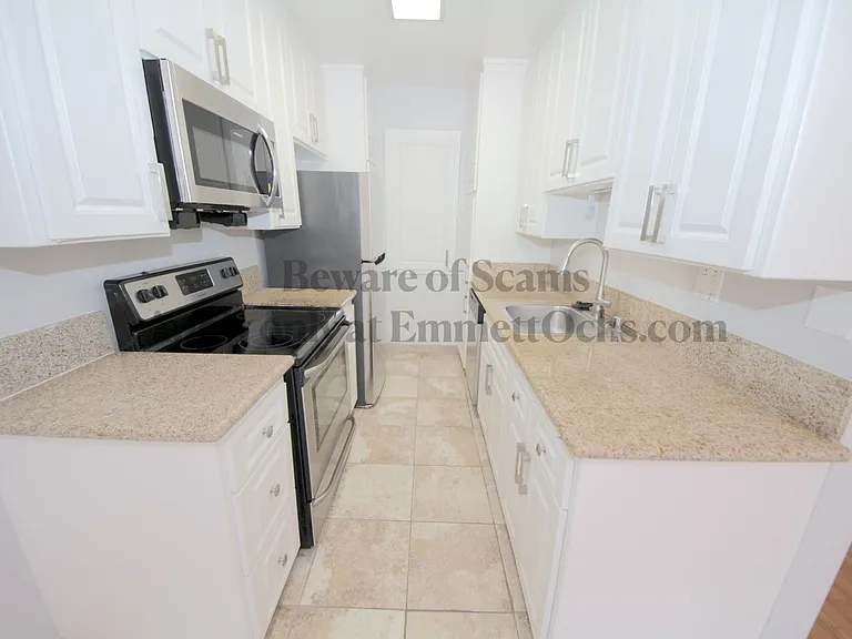 Mayfield Manor — Photo 12