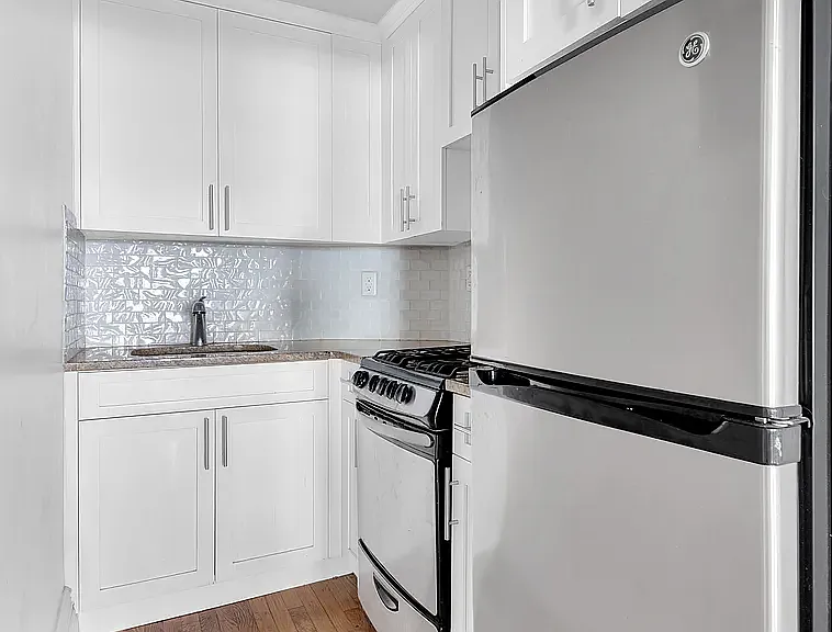 228 E 75th St #1A — Photo 3