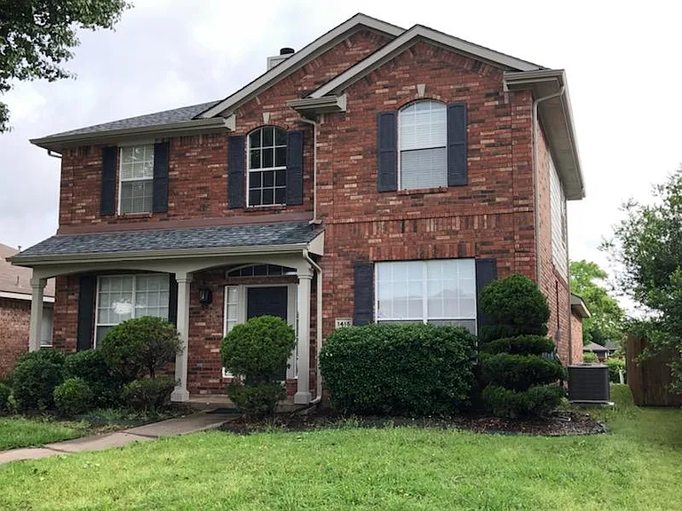 1415 Vanderbilt Ln — Photo 1
