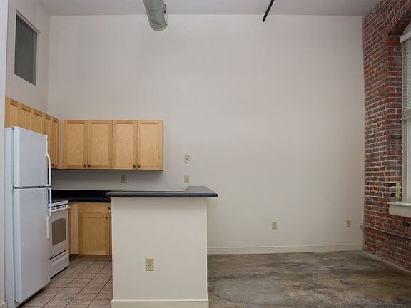 3rd image of 1414 W Marshall St #141
