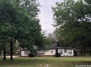 335 Flores Oaks Dr, Floresville, TX 78114
