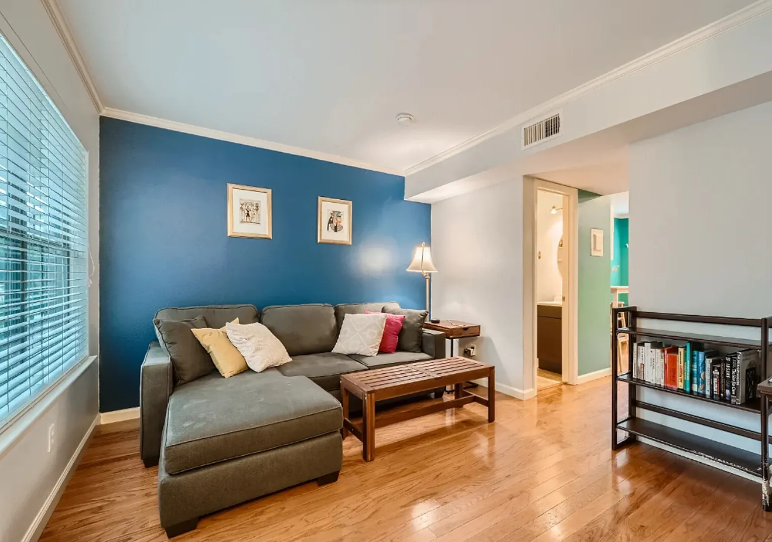 Charming townhome in a great location — Photo 2
