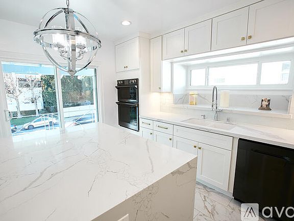 2nd image of 1040 N Crescent Heights Blvd #1040