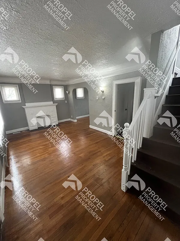 3 bed, 1.0 bath, 1144 sqft, $1,100 — Photo 2