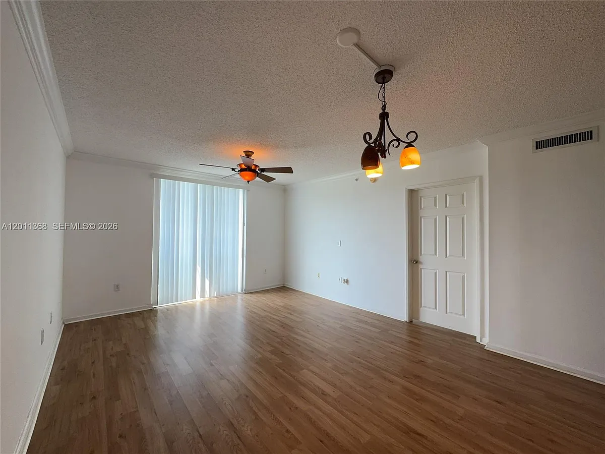 Building Photo - 1919 Van Buren St #403A