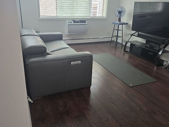 3rd image of 1136 Greenleaf Ave APT 203