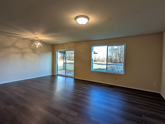 Living/dining area
Slider to back deck