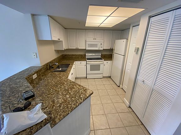 5th image of 1100 Crestwood Ct S APT 1117