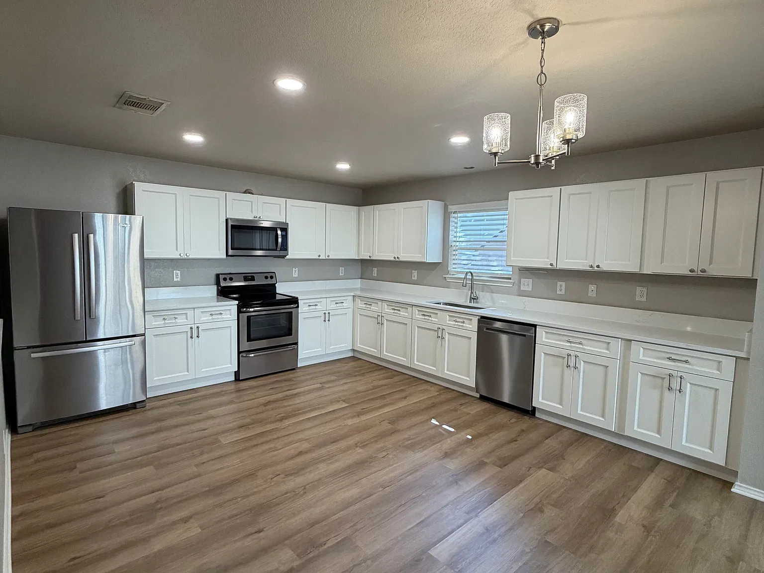 502 Hampton Cv — Photo 2