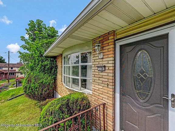 4th image of 226 Linda Ln