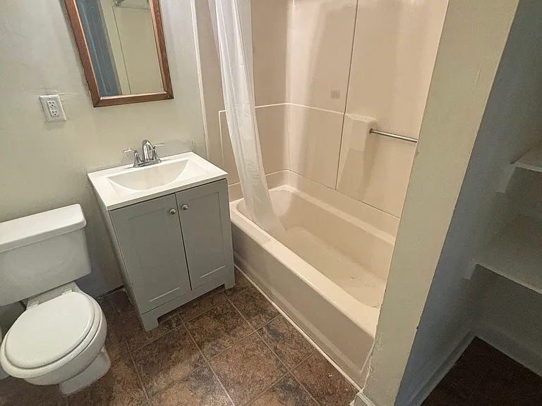 718 W Ionia St #3 — Photo 5