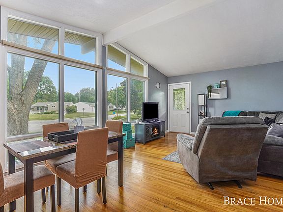 5th image of 4224 Northgate Dr NE