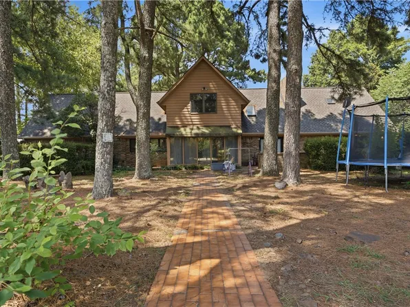 2414 N Sherwood Ln, Fayetteville, AR 72703