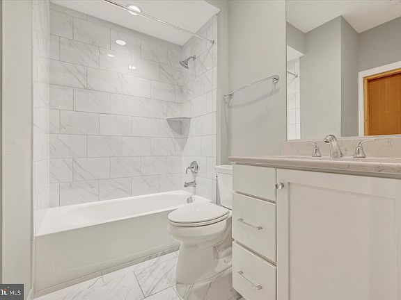 3rd image of 10316 Grosvenor Pl