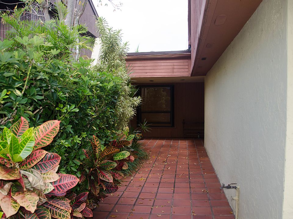 Entry way to front door