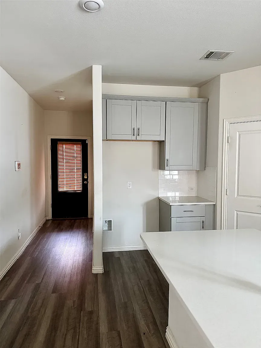 4 bed, 1989 sqft, $2,100 — Photo 3