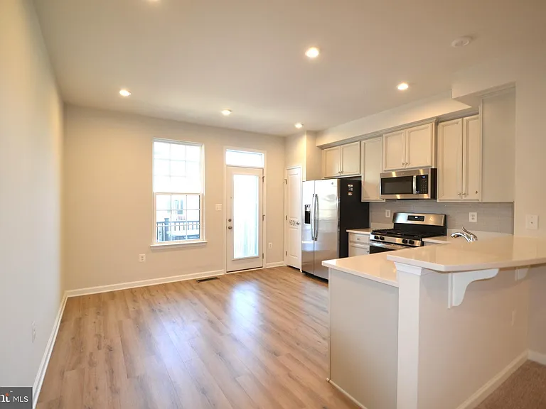 1318 Trestle Dr — Photo 3
