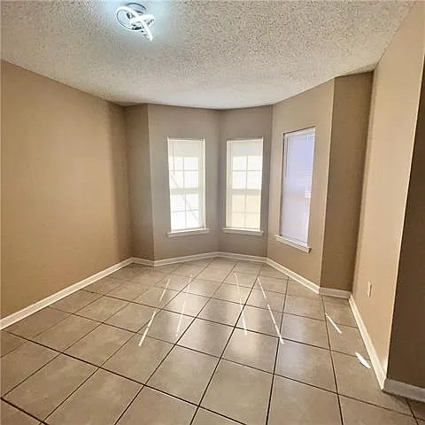 3 bed, 2.5 bath, 1500 sqft, $2,100 — Photo 2
