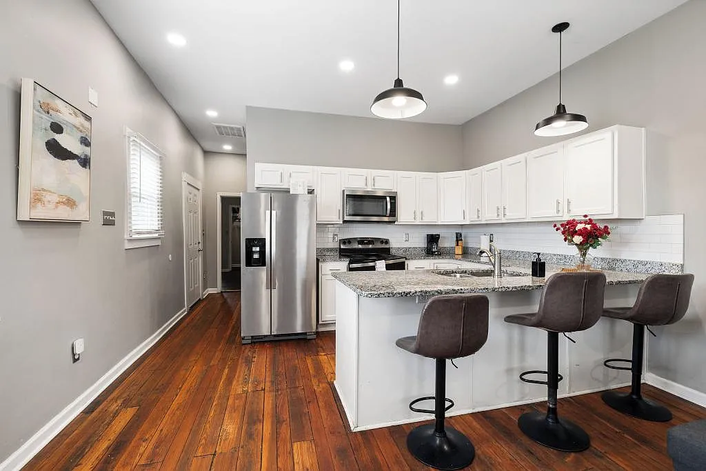 736 E Burnett Ave — Photo 3