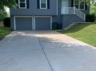 807 Covey Dr, Peculiar, MO 64078