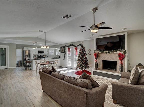 4th image of 905 NE Dove Ln