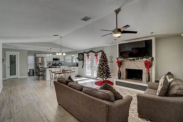 905 NE Dove Ln — Photo 4