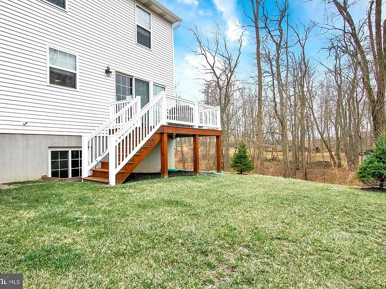 401 Landover Ct — Photo 25