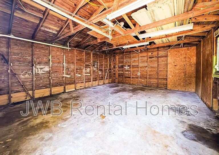 3312 Seville St W — Photo 9