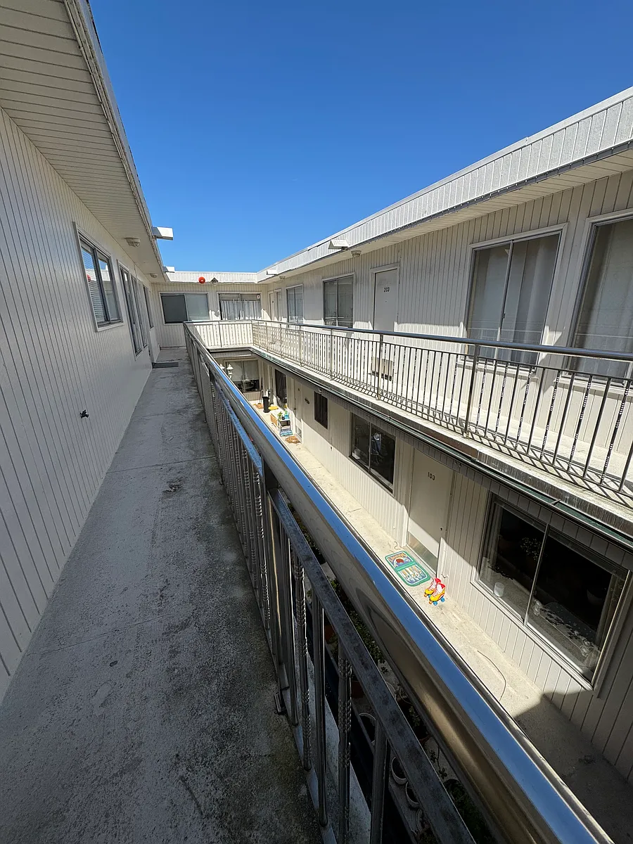 Building Photo - 870 Grove St #204