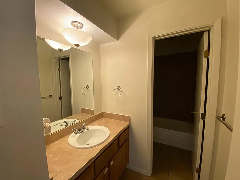 Midtown Manor and Towers Apartments Bathroom