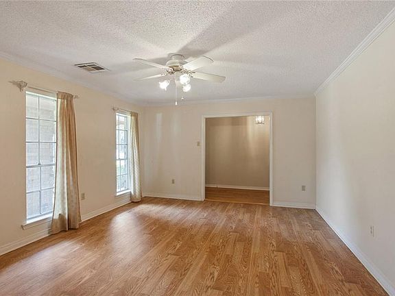 4th image of 19 Yosemite Dr
