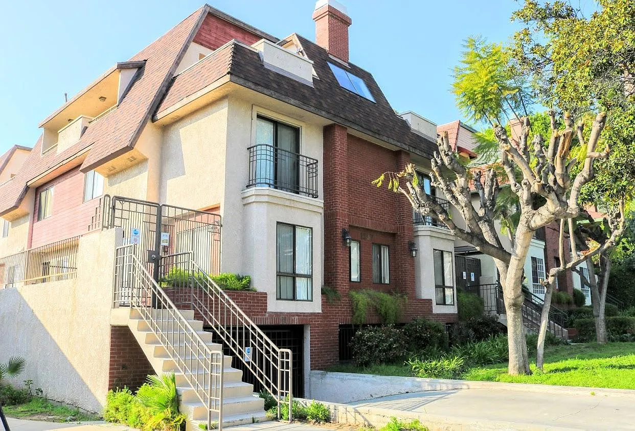 2 bed, 2.5 bath, 940 sqft, $3,150 — Photo 1